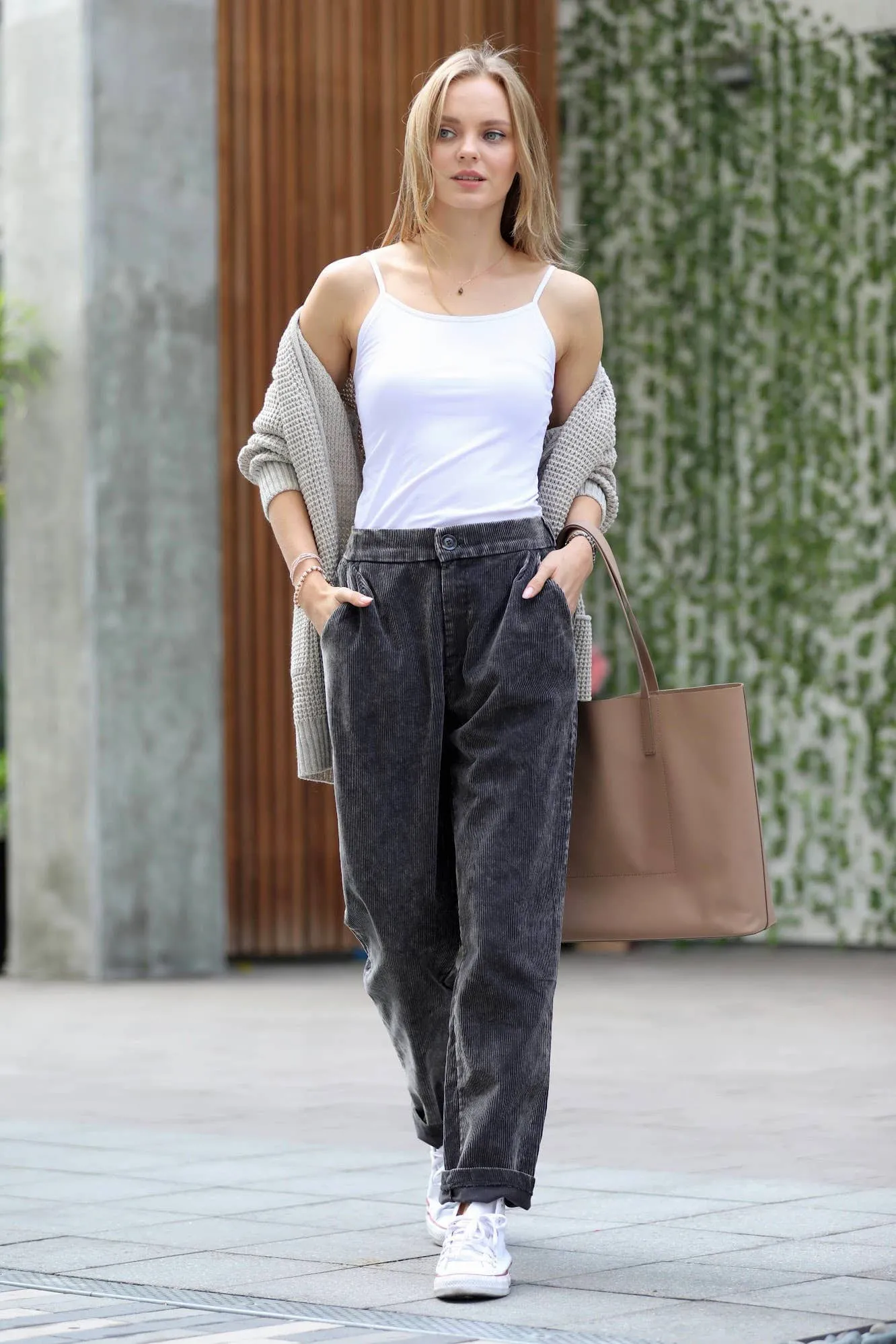 WASHED CORDUROY PLEATED PANTS